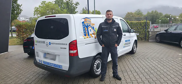 Danijel Visnjic am Heck des Transporters von V·D Hausmeisterdienst, unterwegs in Freiburg und Umgebung