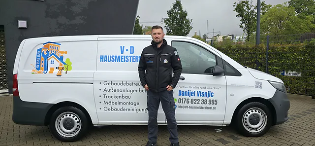 Inhaber Danijel Visnjic vor dem beschrifteten Transporter von V·D Hausmeisterdienst
