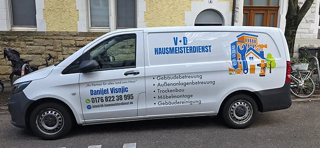 Der beschriftete Transporter von V·D Hausmeisterdienst am Straßenrand in Freiburg